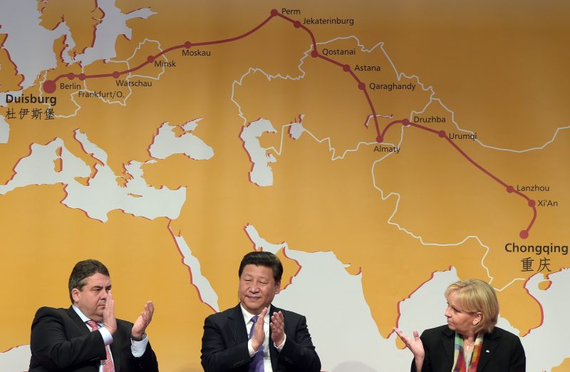 Xi Jinping presents with Gabriel (then German Foreign Minister) the northern route of his new "Silk Road"