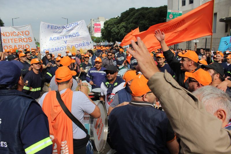 Oil millers and ginners strike last December. Workers hold the key to putting an end to the Argentinean disaster