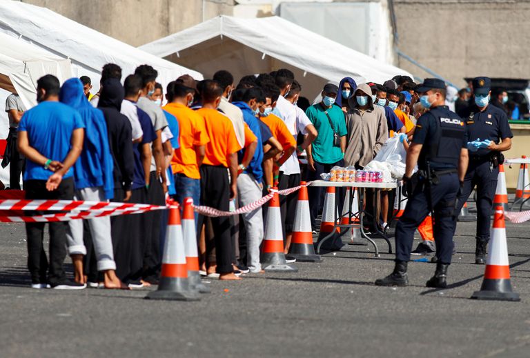 Queues of migrants in the port of Arguineguín waiting to take their Covid tests