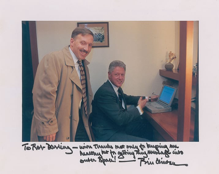Photo of the "first email" sent by a US President. Clinton required assistance to do it and he himself sowed doubts as to whether he had really written it or had just pressed the send button... with help.