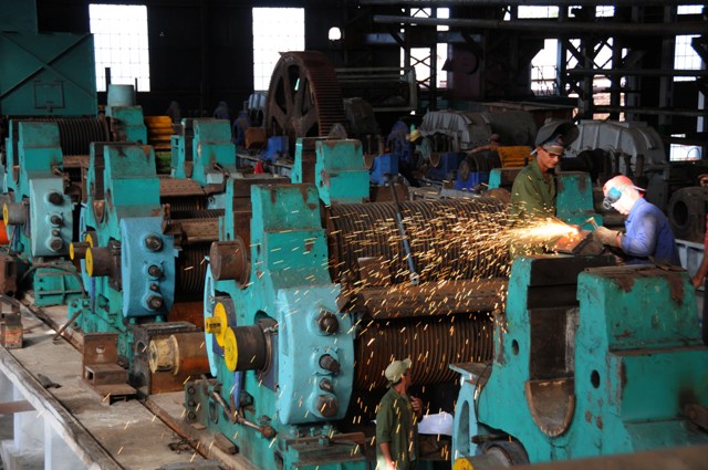 Repairing a sugar mill in Camaguey. The machinery of the main sugar mills is over 40 years old. Protests in Cuba are against a regime that openly confesses its collapse as semicolonial capitalism