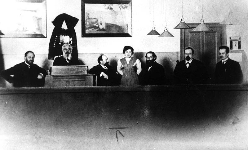 SPD schools in 1906. At the lectern Mehring, to his left Rosa Luxemburg.