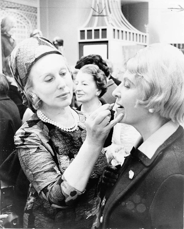 Estée Lauder was one of the entrepreneurs who opened her business in 1946, taking advantage of the drop in the price of labor resulting from the demobilization of millions of soldiers.