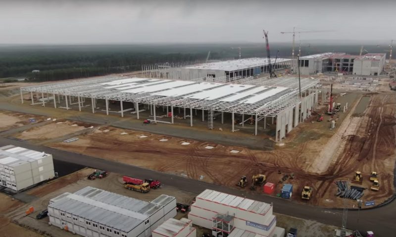 Tesla Gigafactory in Berlin. Despite the new facilities, the transformation of the sector towards the electric car will mean the loss of 400,000 jobs in Germany alone. The green deal does not look like good news for unemployment.