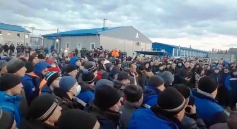 Assembly of Gazprom workers on strike in Yakutia, Russia in April 2020. Despite the media and propaganda pressure concentrated during the elections in Russia, workers' struggles follow their own dynamics and the mood in the workplaces does not reflect the supposed optimism and adherence to the regime that the election results would like to recount.