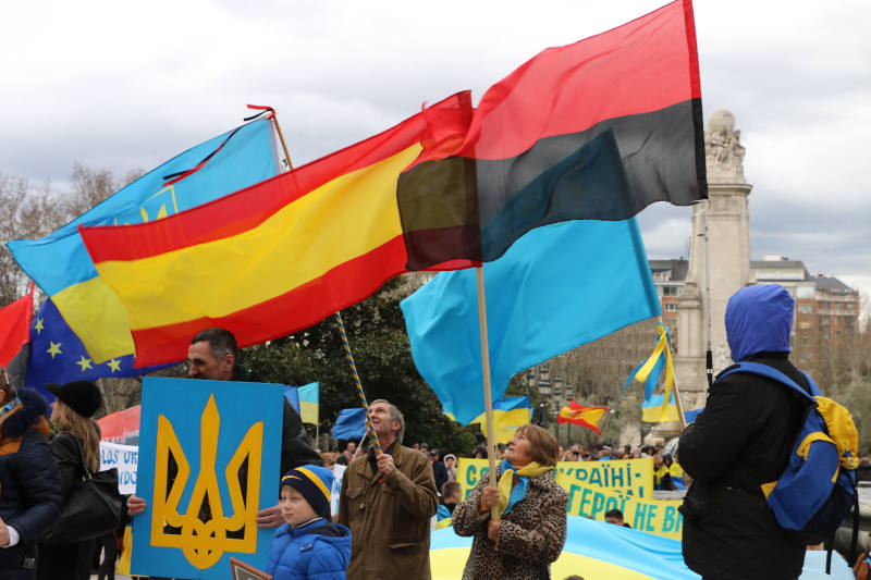 Ukrainian defensist demonstration in Madrid. At the head, of course, horizontal red-black philo-Nazi flags.