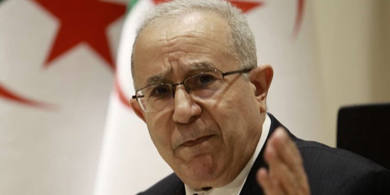 The Algerian foreign minister announces the formal severance of relations with Morocco.