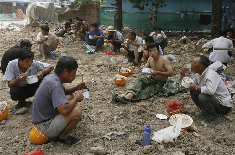 Chinese workers eating during a break. Hunger and famine affect not only peasants in semicolonial countries, but, increasingly, workers on every continent.