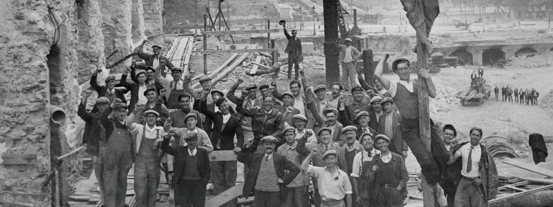 Workers on the quays of the Seine in 1936.