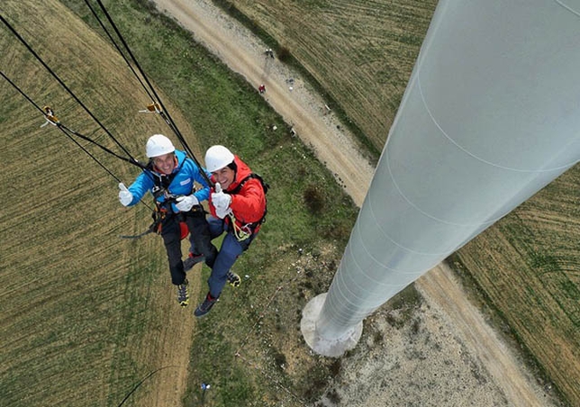 Pedro Sánchez, president of the Spanish government, campaigns by hanging from an Iberdrola wind turbine in Cuenca.