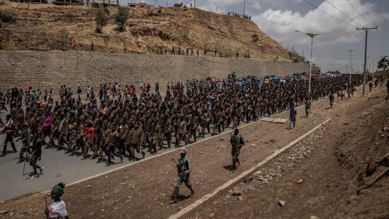 Thousands of prisoners of the Ethiopian and Eritrean armies parade yesterday defeated through the streets of Mekelle, in a turnaround of the war in the Tigray