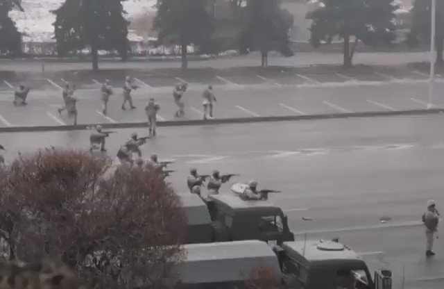 Paratroopers of the presidential airborne unit, the president's praetorians, "sweeping" the streets of Almaty and increasing the violence of the repression against the protests in Kazakhstan.