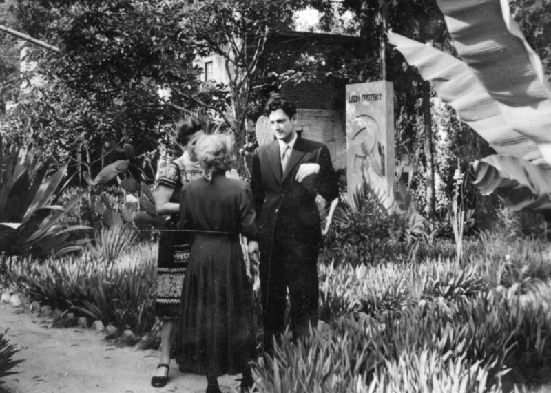 G. Munis in Coyoacán after giving the funeral dirge for Trotsky's death next to Natalia Sedova Trotsky (from the back).