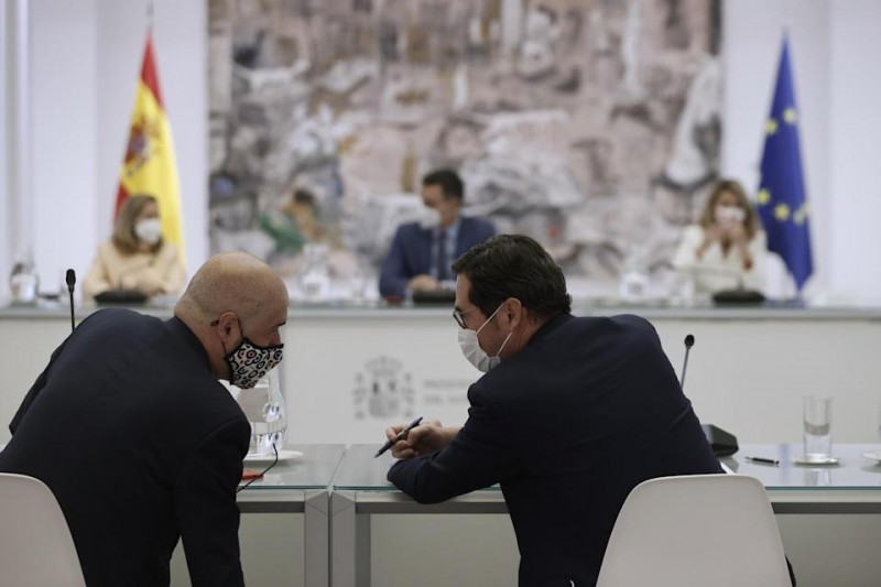 Spain. Meeting between employers, unions and government to discuss an "Income Pact" to deal with the "economic consequences of the war".