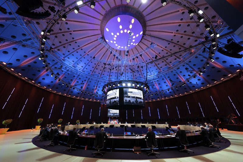 Following the signing of the Porto Social Commitment, the heads of state and prime ministers held an "informal meeting" of the European Council
