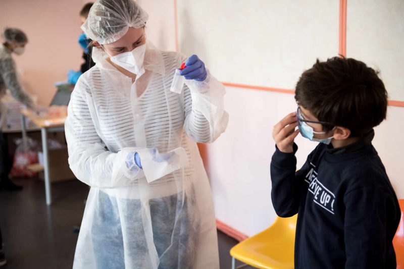 In France, the government turned a deaf ear to the relationship between Covid and the school denounced by the Institut Pasteur and handed over the tests and proofs too late, obtaining less worrying results.