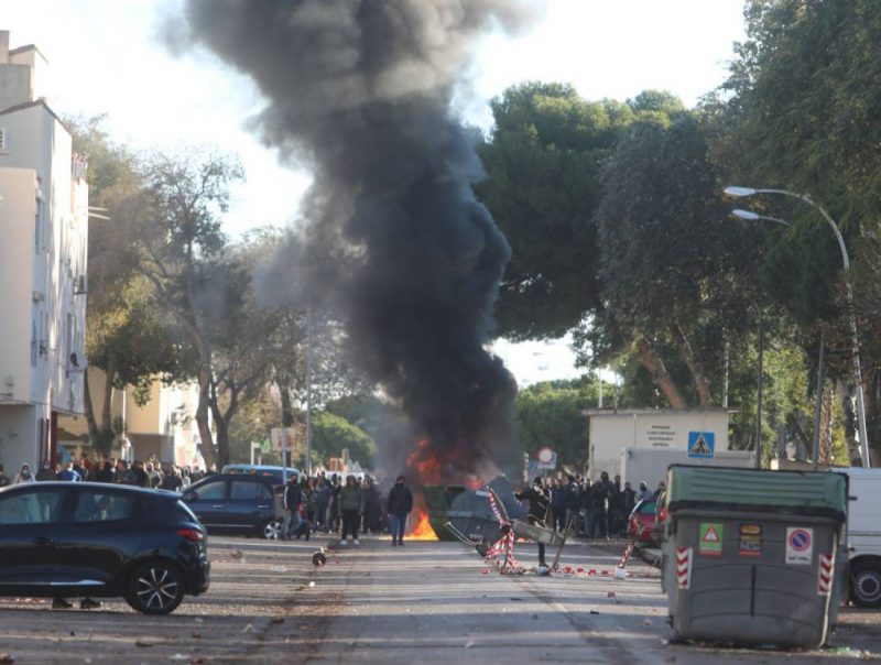 San Pedro neighborhood, Puerto Real. Instead of turning the neighborhood mobilization into an assembly that would extend the strike, the unions united to turn it into a sterile scuffle with the police.