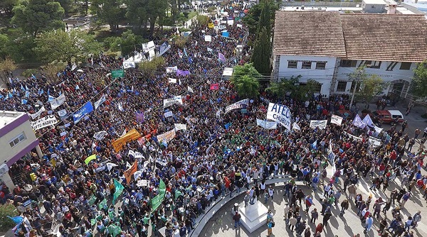Manifestación de trabajadores en Rawson, Chubut.