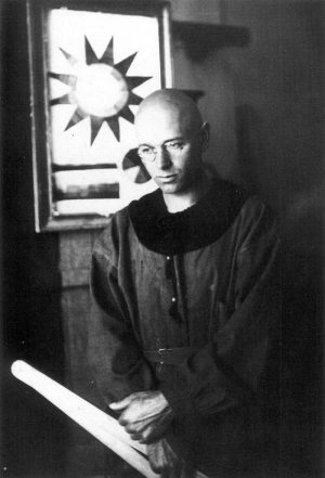 Johannes Itten en la Bauhaus con uno de sus uniformes autodiseñados.