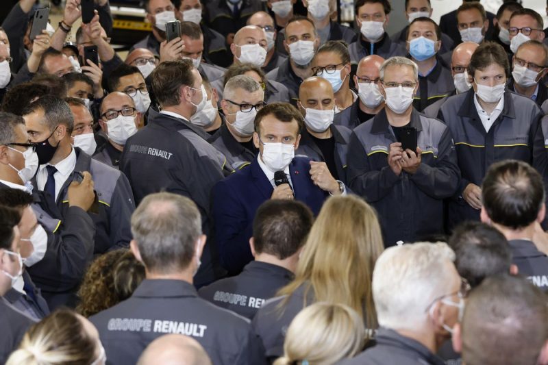 Macron explica en la factoría de Renault en Douai las bondades de la repatriación de producción y promete el fin del desabastecimiento industrial de la que adelanta una nueva estrategia contra las condiciones de vida y trabajo.