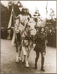 Marjorie Annan Bryce vestida como Juana de Arco en las fiestas de coronación, una imagen que se volvió común en el activismo feminista. La idea de una «nueva caballería» estaba también cuajando en el «espíritu olímpico»