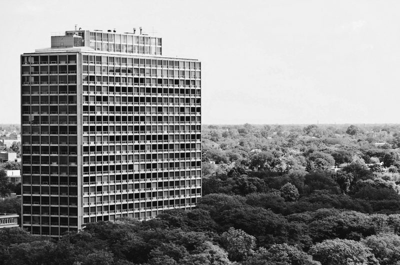 Edificio del parque Lafayette en Detroit, por Mies van der Rohe: apilamiento, alienación, fealdad, oposición con la Naturaleza... y máxima rentabilidad del capital fijo. El programa moderno en un solo cubo.