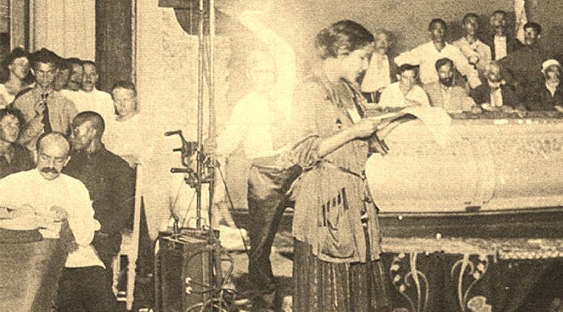 Najiye Hanum (Naciye Hanīm) interviene en el Congreso de los Pueblos de Oriente. Bakú, septiembre de 1920.