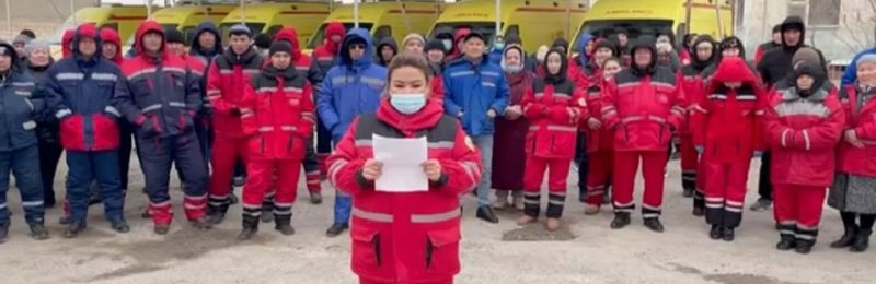 Janaozen, abril de 2022. Trabajadora de ambulacias lee reivindicaciones de huelga.