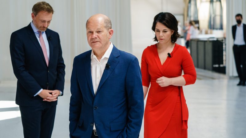 Scholz (SPD), Baerbock (Verdes) y Lindner (FDP)
