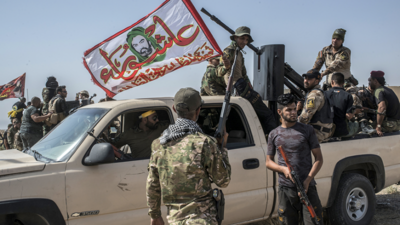 Milicias de las PMU, bajo la bandera del califa Alí, van a luchar contra el Estado Islámico durante la escalada bélica de septiembre de 2017