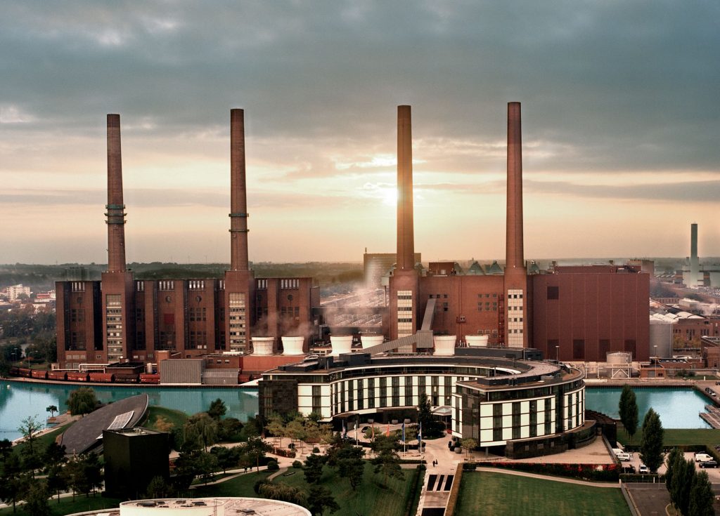 Fábrica de Volkswagen en Wolfsburg (al frente el Ritz-Carlton). La fabrica emplea 60.500 trabajadores que producen más de 850.000 coches al año en una superficie de 6,5 millones de m2.