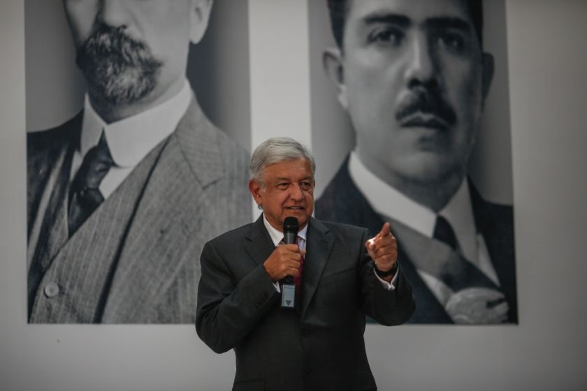 AMLO con retratos de Madero y Lázaro Cárdenas tras de sí.