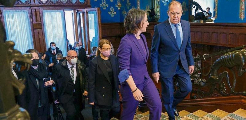 Annalena Baerbock con Lavrov ayer en Moscú