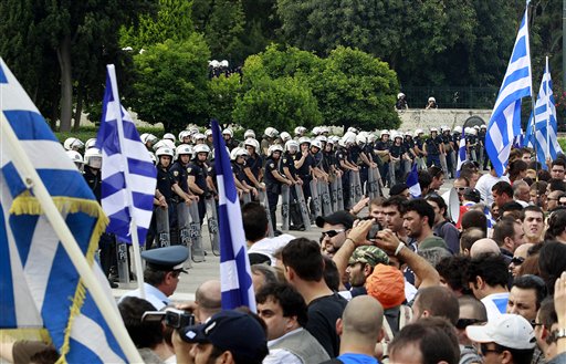 11 de junio de 2011. Los sindicatos convocan movilizaciones contra la austeridad y Bruselas mientras aplican junto al gobierno la primera reforma laboral en Grecia