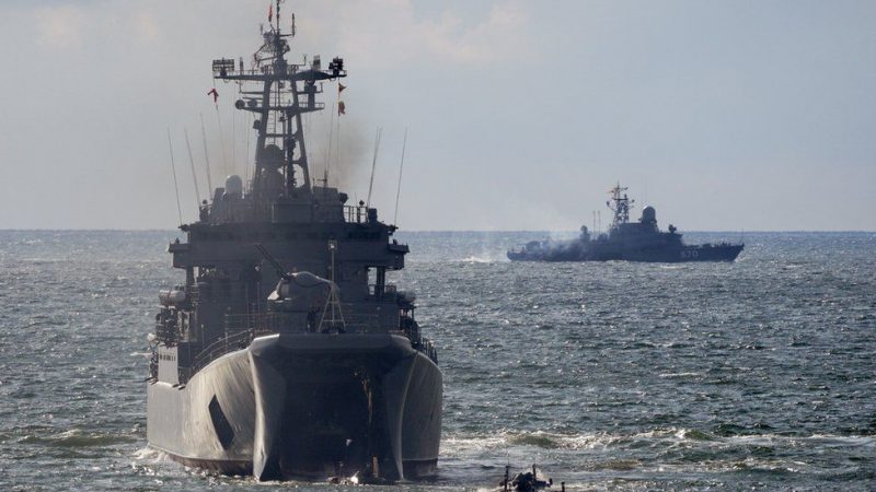 Barcos rusos participan en ejercicios en el mar Báltico en octubre de 2021 