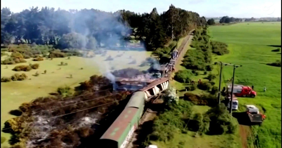 Atentado de un grupo mapuche que hizo descarrillar y quemó un tren en la Araucanía