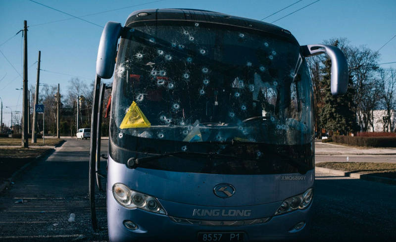 Autobús de transporte de reclutas con matrícula del ejército ucraniano ametrallado en Kiev por paramilitares nacionalistas que «sospechaban» de los reclutas en un control. Este tipo de controles se ha extendido por todo el Este del país para el reclutamiento forzoso  de los desertores.  