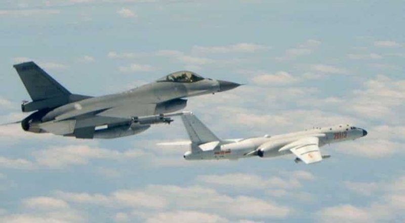 Aviones de combate y bombarderos nucleares chinos patrullan junto a la frontera con Taiwán.