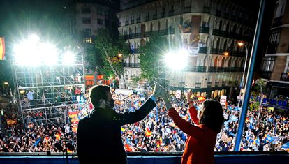 Casado y Ayuso celebran el triunfo electoral en Madrid desde el balcón de Génova.