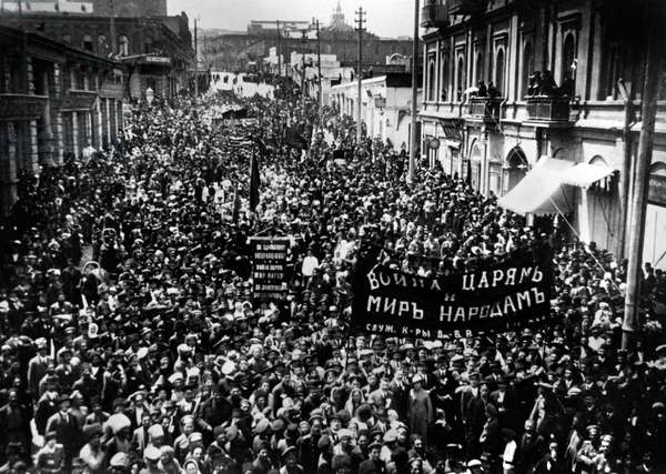 Revolución Rusa. Manifestación del 1 de mayo de 1917 en Bakú. Punto de arranque de la liberación de la mujer trabajadora en Asia Central.