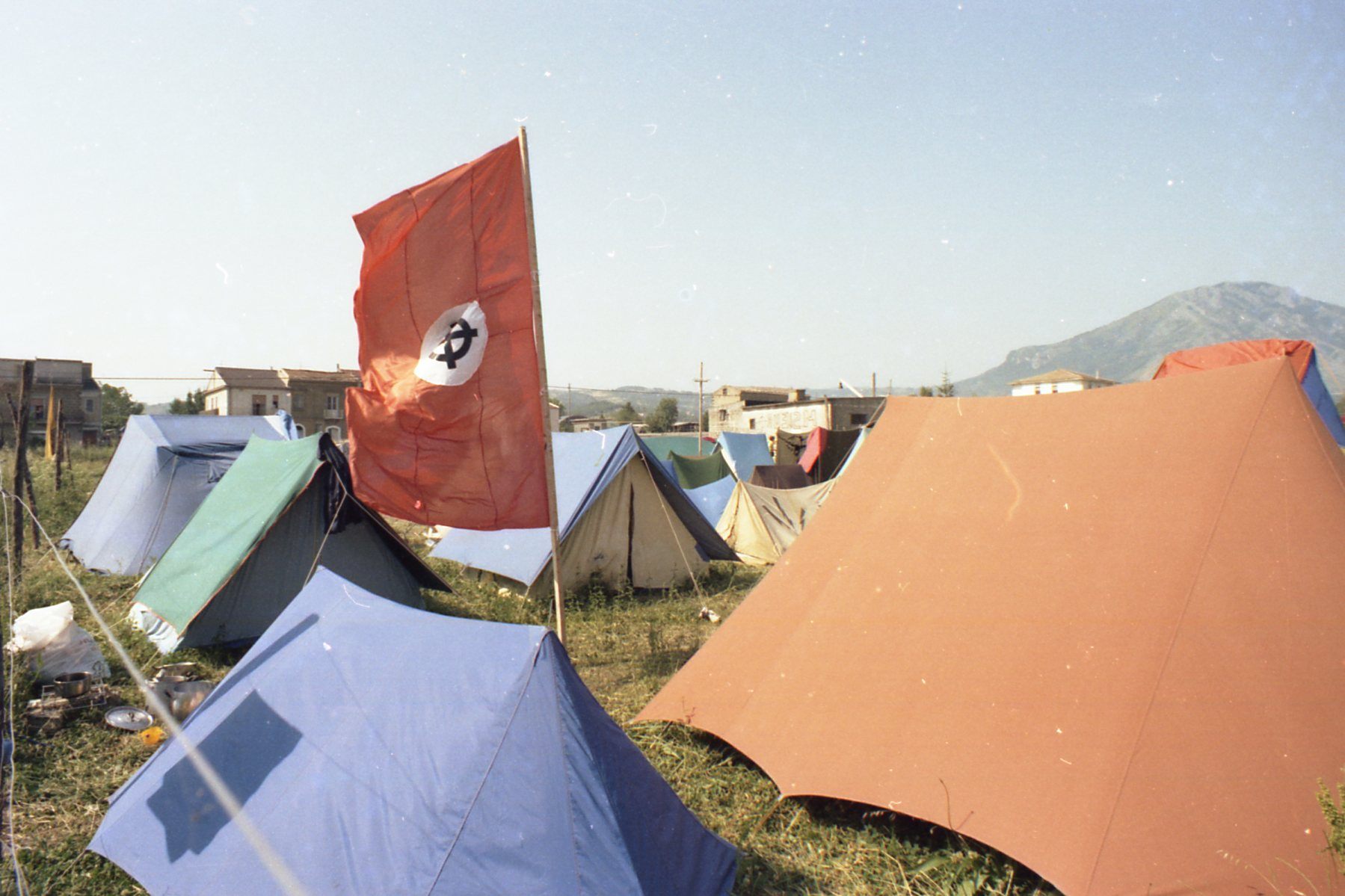 La bandera con la cruz celta, una novedad de los campamentos hobbit a medio camino entre la reivindicación nazi y el la mitología pulp