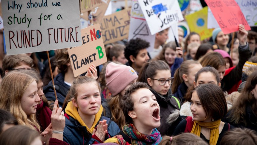 Concentración de los «viernes por el futuro» en Berlín, organizada  en Alemania bajo la marca «jóvenes por el futuro» por el sistema público de enseñanza. El consumismo ideológico en plena expresión adoctrinadora.
