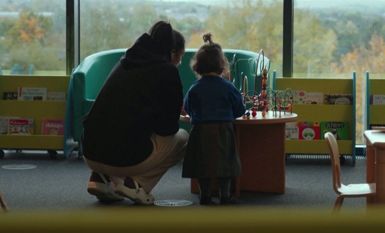 Una madre trabajadora británica lleva a jugar a su hija a la biblioteca pública al no poder calentar la casa en la que viven