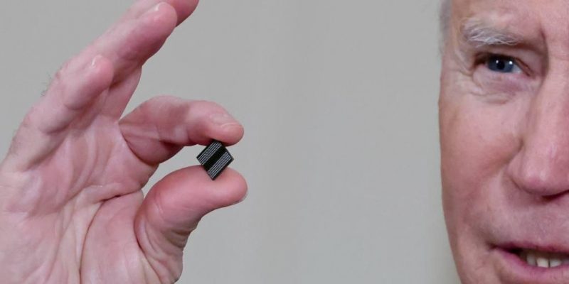 Biden con un chip