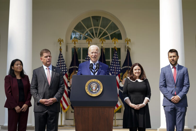 Biden presenta el acuerdo entre sindicatos y empresas