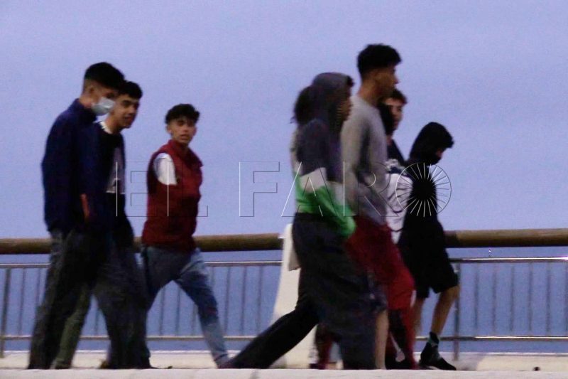 Chavales marroquíes que cruzaron la frontera durante la noche pasean por Ceuta esta mañana. (El Faro de Ceuta)