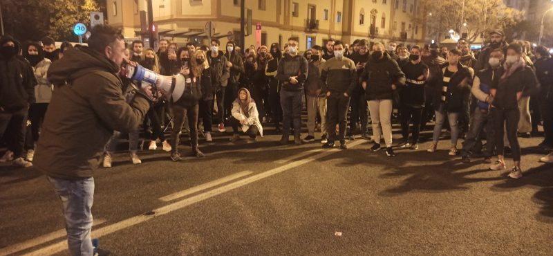Dirigente de CGT interviene frente a una manifestación de apoyo mientras CCOO y UGT anunciaban ya el fin de huelga.