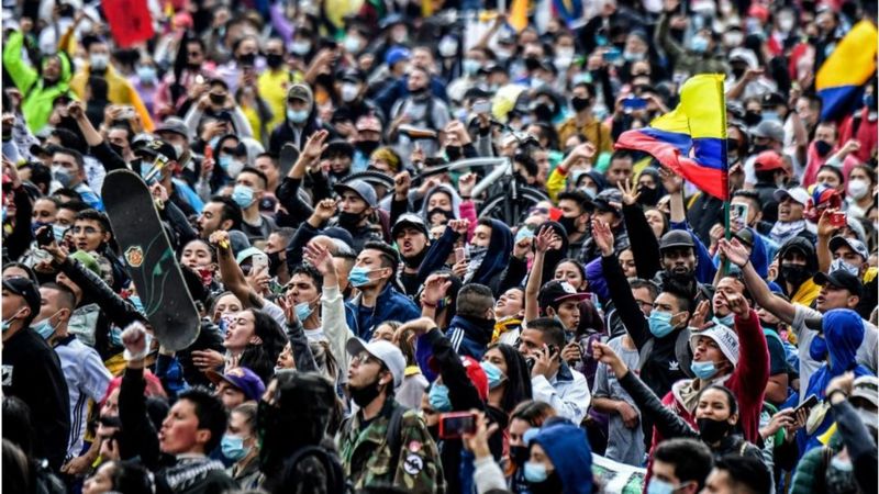 Las banderas nacionales se hicieron hegemónicas desde el primer día en las protestas en Colombia