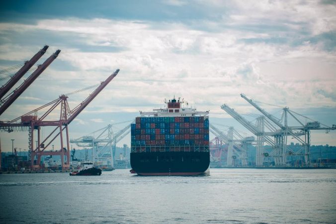 El comercio internacional se contrae y azuza la recesión