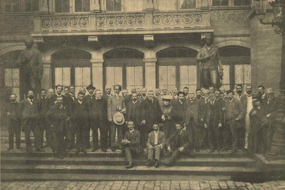 Delegados en el Congreso de Stuttgart de la IIª Internacional en 1907. Este Congreso sentará las bases del movimiento antimilitarista de la IIª Internacional. Se puede distinguir a Lafargue, Bebel, Kautsky, Rosa Luxemburgo, Henriette Roland Holst, etc.